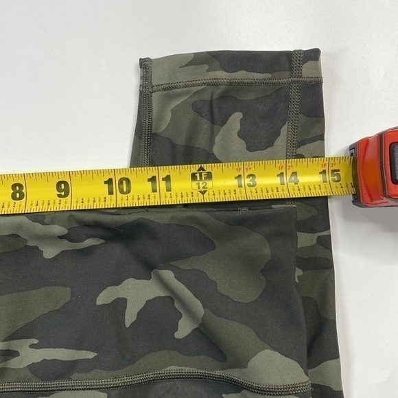 Athleta Ultimate 7/8 Camo Tights Leggings With Thigh Pockets Size Medium - Picture 11 of 13